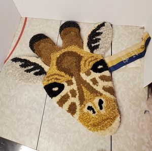 Gimpy giraffe head rug Doing Goods Tapis Amis Collection